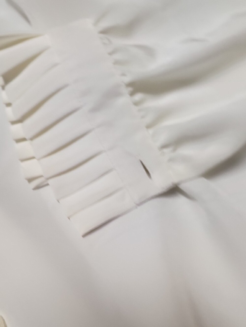 St. John White Pleated-Cuff Button-Down Shirt - Picture 3 of 12